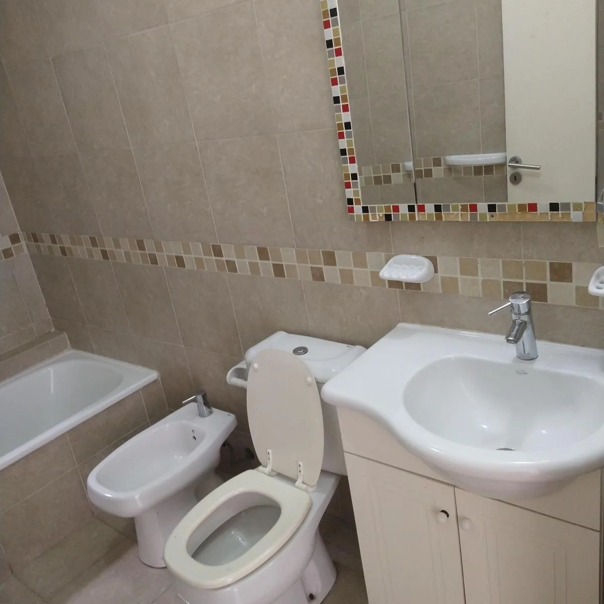 Frente com varanda e amenities