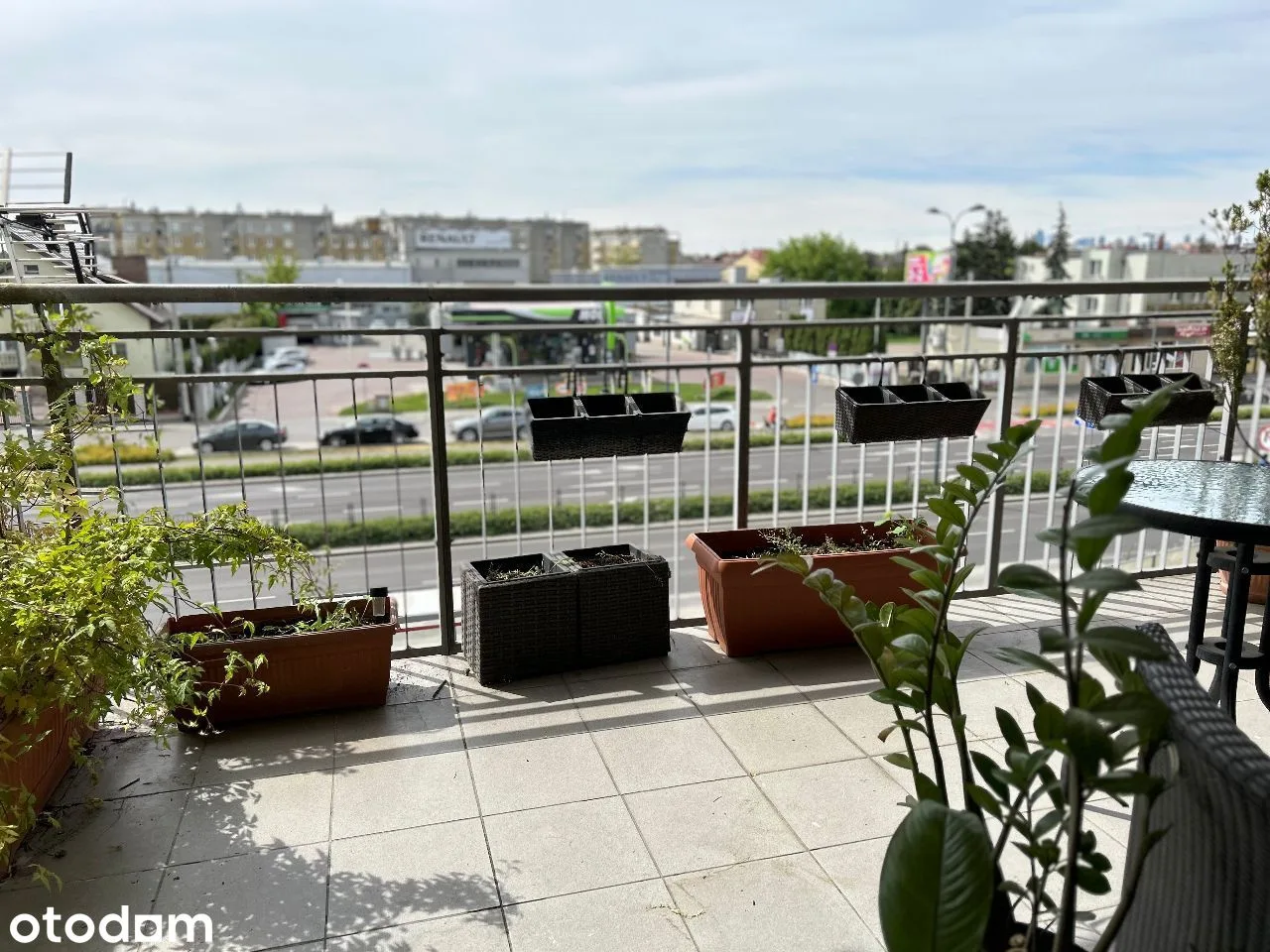 80 m², 3 bedrooms, balcony